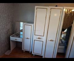 Qızılı haşiyəli yataq dəsti. Dəstə iki ədəd tumbuçka, bir ədəd güzgülü - 3