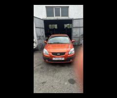 Kia Rio: 1.6 l | 2006 il Hetçbek